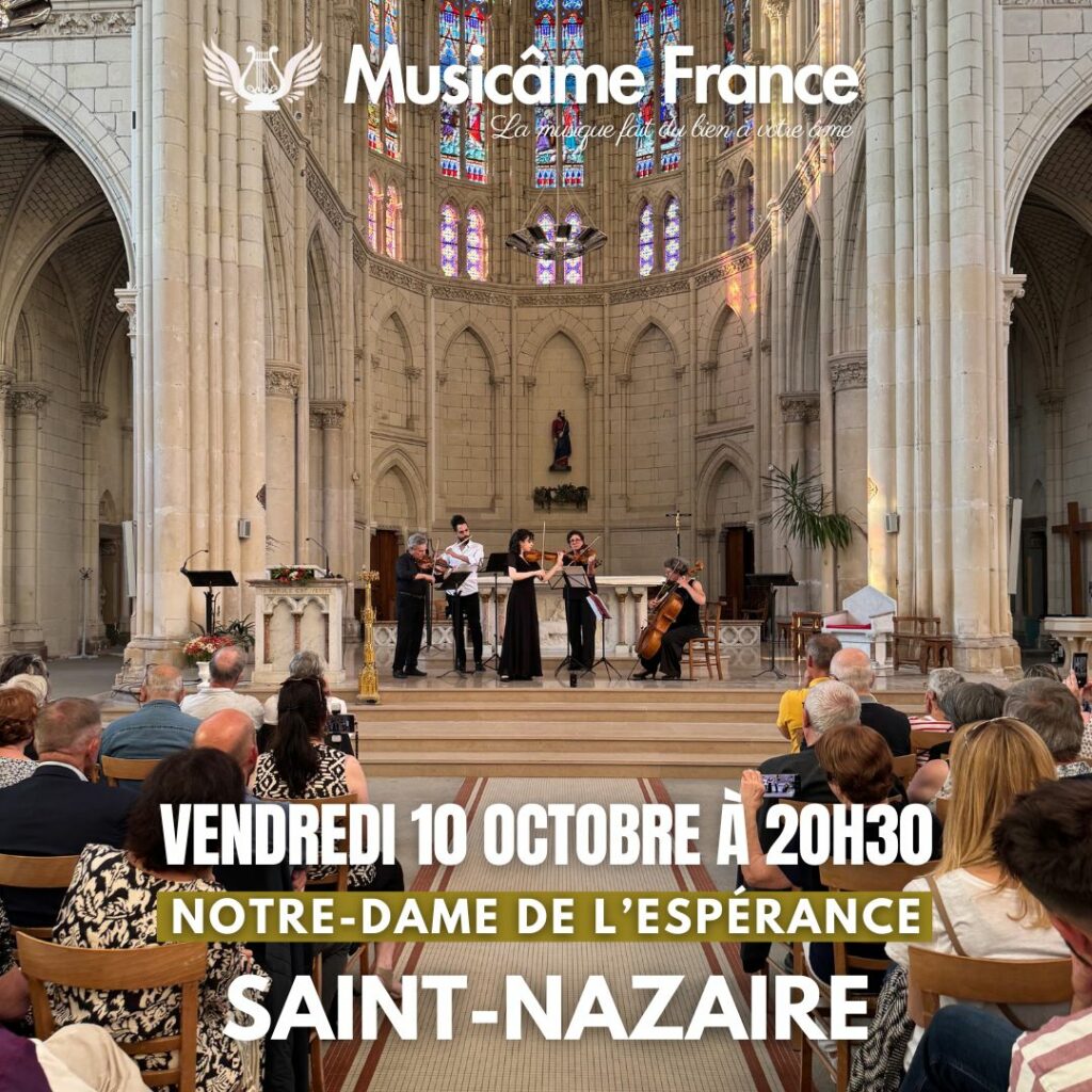5 musiciens jouent de la musique classique dans une somptueuse église. Il s'agit de l'ensemble Musicâme France qui jouera à Saint-Nazaire à l'église Notre Dame d'Espérance le vendredi 10 octobre à 20h30
